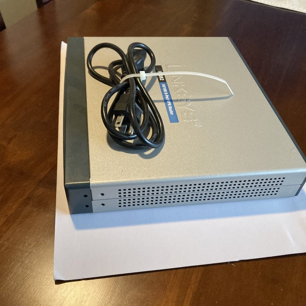The Cisco RV082 Dual WAN VPN Router--used - Picture 5 of 6